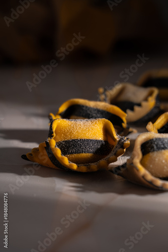 pastas caseras amarilla negra recien hecha lista para comer 