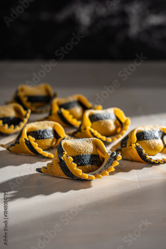 pastas caseras amarilla negra recien hecha lista para comer 