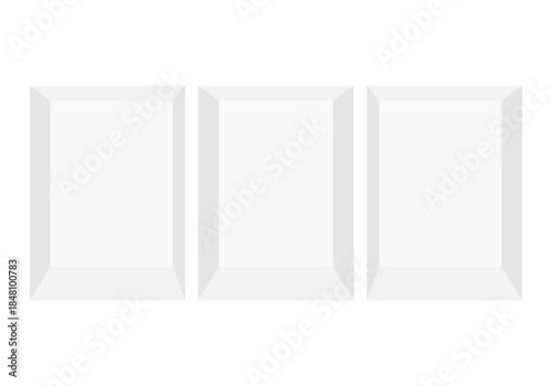 Tres huecos rectangulares vacíos en una pared blanca con diseño minimalista para exposición de arte o nichos decorativos