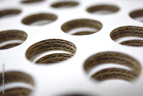 Trous dans un carton épais