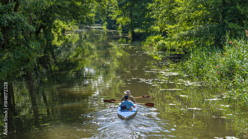 Tableau sur toile Kajakfahrer auf einem Fließ im Spreewald