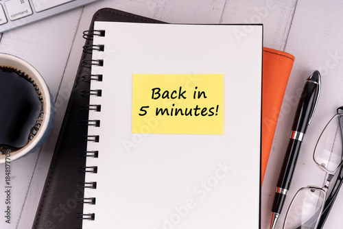 Valokuva Notepad with text back in five minute