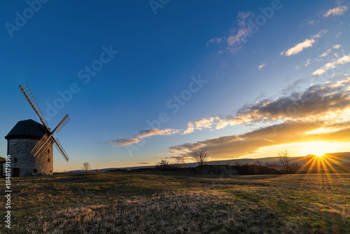 Sonnenuntergang an der Mühle