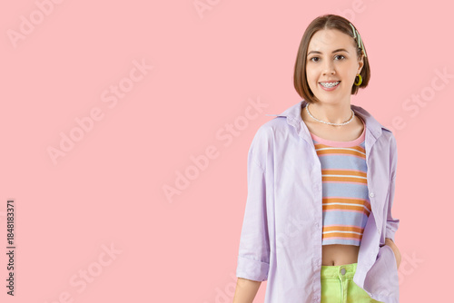 Stylish young woman with de...