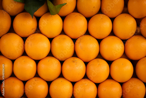 Obraz na plátně Fresh oranges arranged in a neat pattern creating a vibrant, healthy, and organi