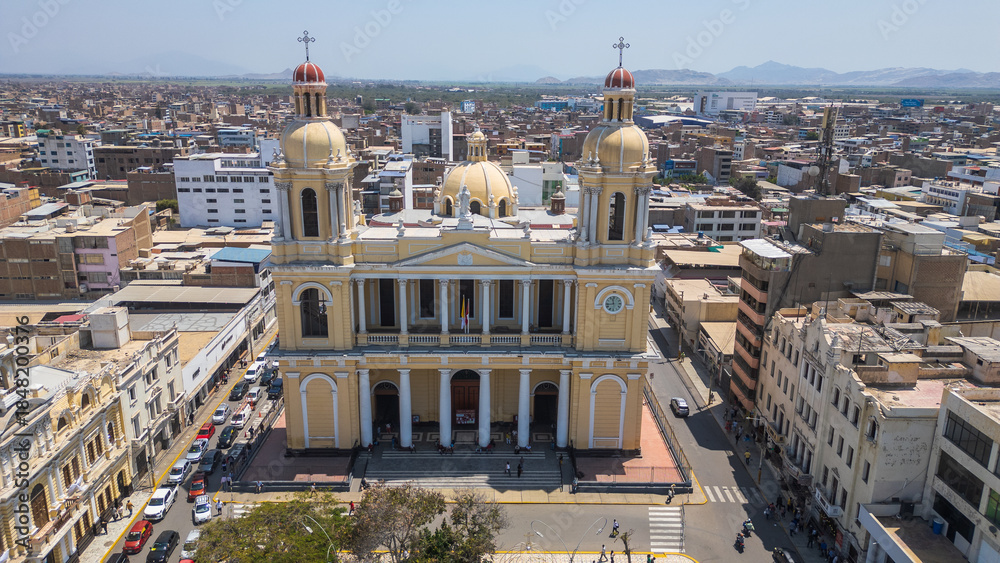 Fototapeta premium Chiclayo’s Main Square featuring the iconic Cathedral, central fountain, green gardens, and a lively urban atmosphere that reflects the cultural and social heart of the city in northern Peru