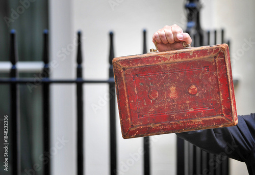 Cuadro en lienzo The brief case containing the budget of the UK government