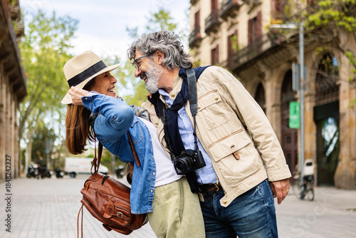 Canvas Print Senior couple leaning affectionately in Barcelona
