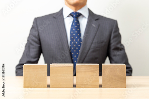 ビジネスマンと無地のブロック