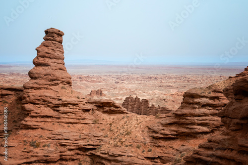 Photos the Danxia landform of Pingshanhu Grand Canyon in Zhangye, Gansu, China。