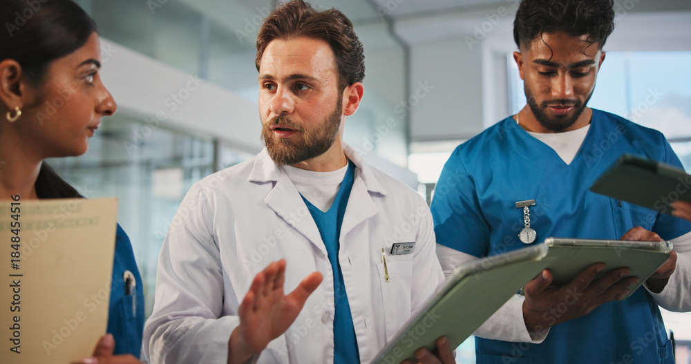 Obraz premium Tablet, folder and doctors with nurses in hospital for medical report, research or feedback. Digital technology, documents and team of healthcare employees in discussion for advice in clinic.
