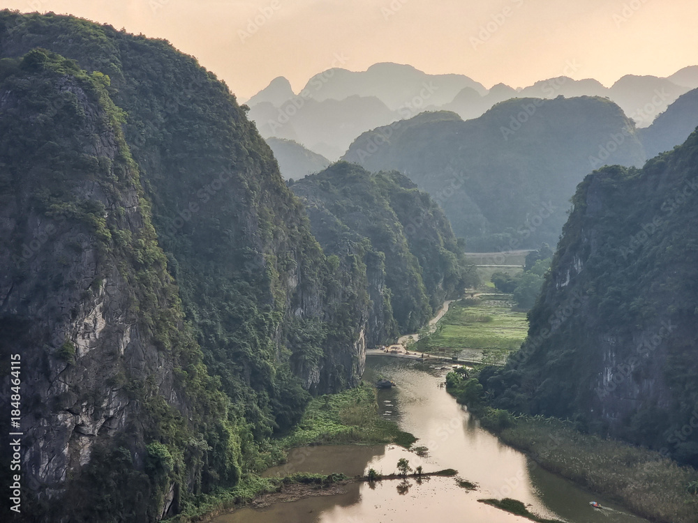 Obraz premium Top view of the Mua Caves (Hang Múa), Ninh Binh Province, North Vietnam