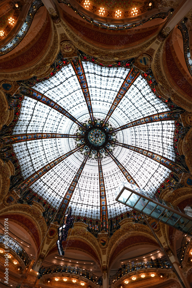 Obraz premium Glass dome ceiling of Galeries Lafayette Paris