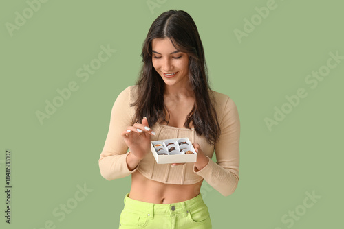 Young woman with box of del...