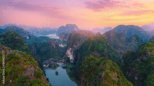 Foto Scenic sunset over karst mountains and river in Ninh Binh, Vietnam