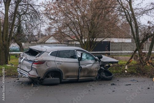 Konstfotografi The aftermath of a severe accident: a gray SUV with catastrophic damage to the front end after a collision on a city street