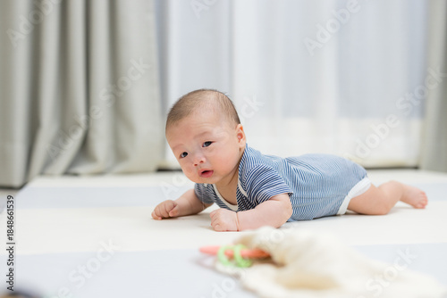 Φωτογραφία Little newborn baby practicing tummy time and lifting head