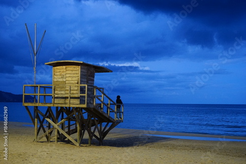 Blick aufs Meer zur blauen Stunde