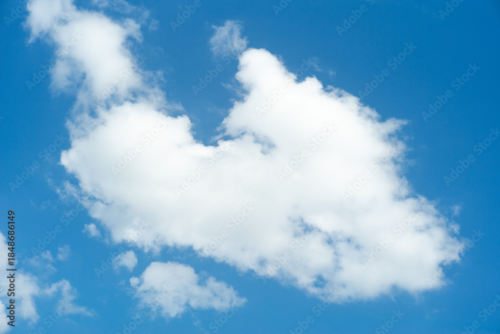 Fototapeta premium The white fluffy cloud floating in the clear blue sky