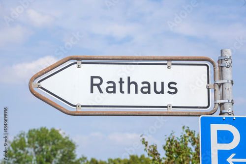 Pfeilwegweiser  Rathaus, Schild,  Deutschland