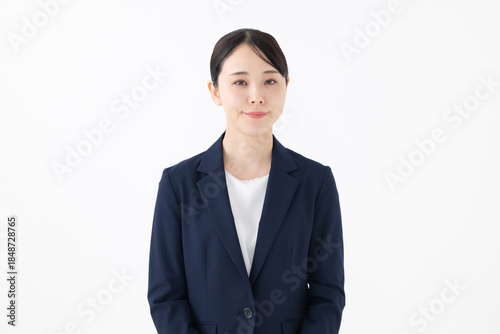 スーツを着た女性