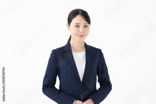 スーツを着た女性