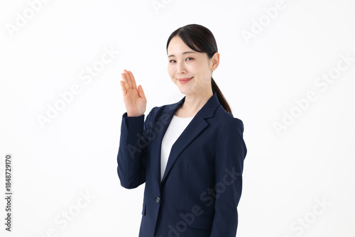 案内をする笑顔のビジネスウーマン