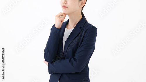 困った表情のビジネスウーマン