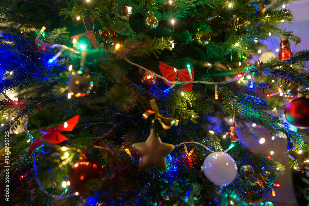 Obraz premium Décorations et lumières dans un sapin de Noël