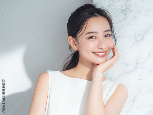 笑顔できらめく綺麗な肌と白い歯を見せる日本人女性美人モデルの接写写真。オーラルケア、スキンケア、コスメ広告用。