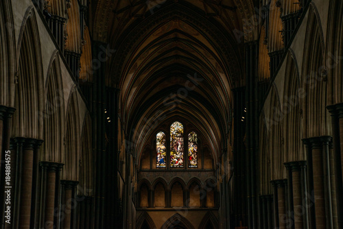 Fotografía Interior view of Salisbury Cathedral showcasing its stunning arches and stained glass windows, reflecting early English Gothic architecture