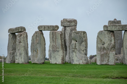Tableau sur toile Stonehenge, a prehistoric monument in England, symbolizes ancient history and attracts cultural tourism amidst lush greenery