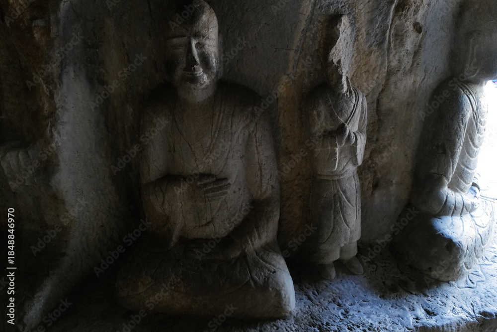 Fototapeta premium buddha statue in the cave