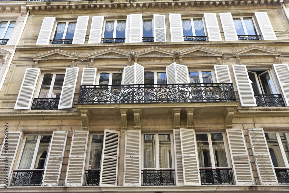 Obraz premium Façade&nbsp;haussmannienne&nbsp;à&nbsp;Paris