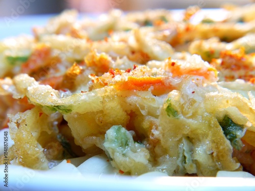 日本でよく食べられている、かき揚げうどん