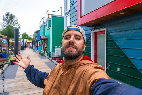 Tableau sur toile Tourist showing fisherman's wharf floating homes in victoria, british columbia