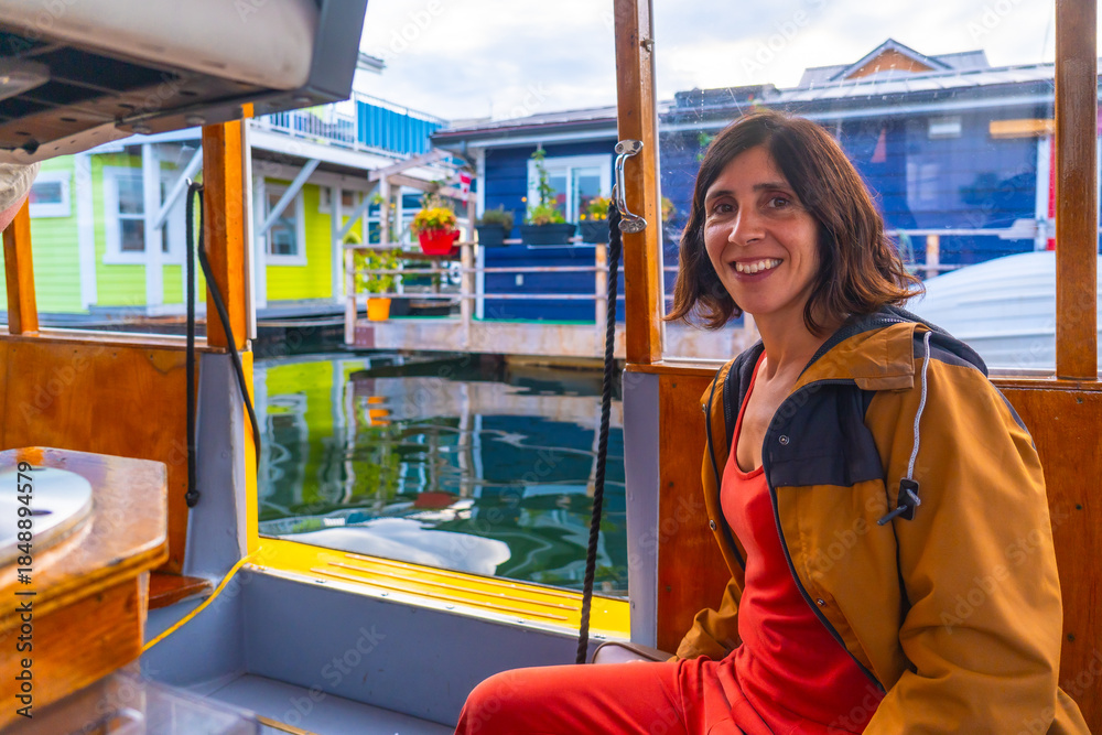 Obraz premium Tourist enjoying boat trip in fisherman's wharf park, victoria, british columbia