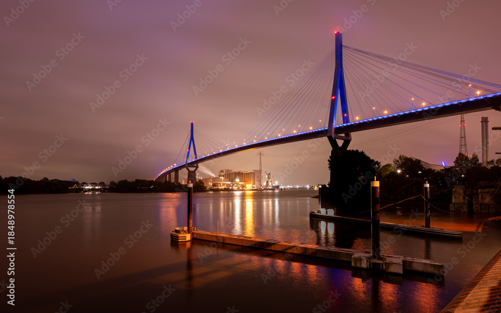 Fototapeta premium Köhlbrandbrücke während Blueport