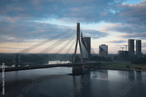 Blick auf einen Teil der Vansu-Brücke in Riga Lettland in der dunstigen Morgendämmerung