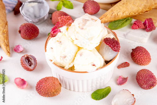 Cuadro en lienzo Tasty lychee sorbet ice cream