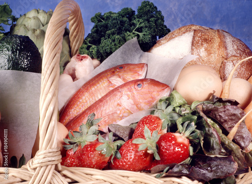 paperasse au bureau et un homme qui croule sous la charge de travail