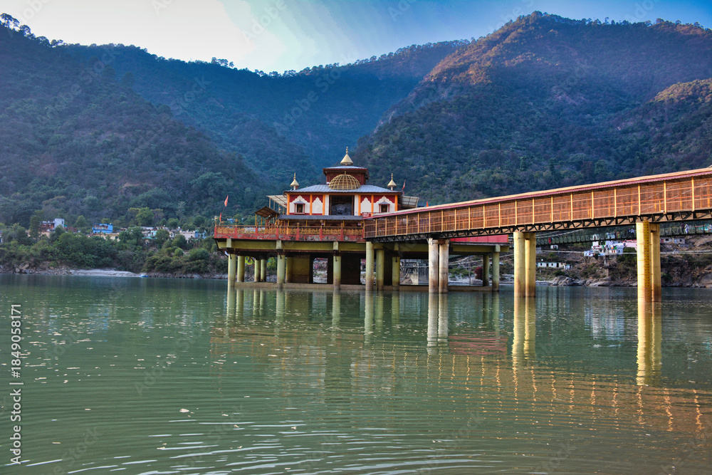 Fototapeta premium Dhari Devi Temple, Srinagar – A Sacred Shrine on the Alaknanda River, Uttarakhand