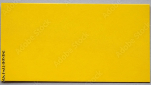 鮮やかな黄色の背景素材、ミニマルなデザイン。明るいカラースキーム、シンプルな構図で視覚的なインパクトを。広告やデザインに最適。