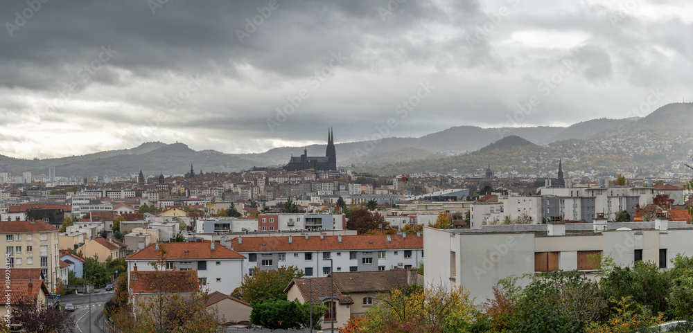 Obraz premium Clermont-Ferrand, France - 10 25 2025: Panoramic view of the cityscape, Cathedral Our Lady of the Assumption, Le Puy de Dôme and landscape