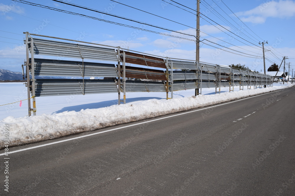Fototapeta premium 防雪柵 雪国の吹雪対策