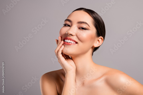 Foto Portrait of a young confident woman with perfect skin and tasteful makeup on a n