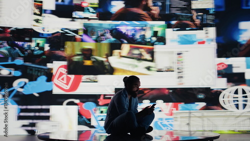 Foto Caught in the toxic cycle of social media, disturbed man shows signs of social anxiety and obsessive behavior driven by excessive information online content, harmful smartphone dependence