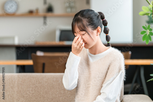 Tableau sur toile Elementary and junior high school girls suppressing eye strain
