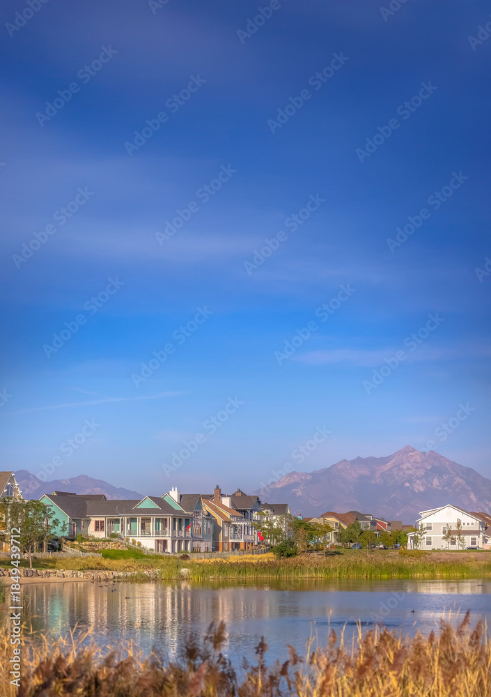 Fototapeta premium Lakefront homes along Oquirrh Lake on a sunny day