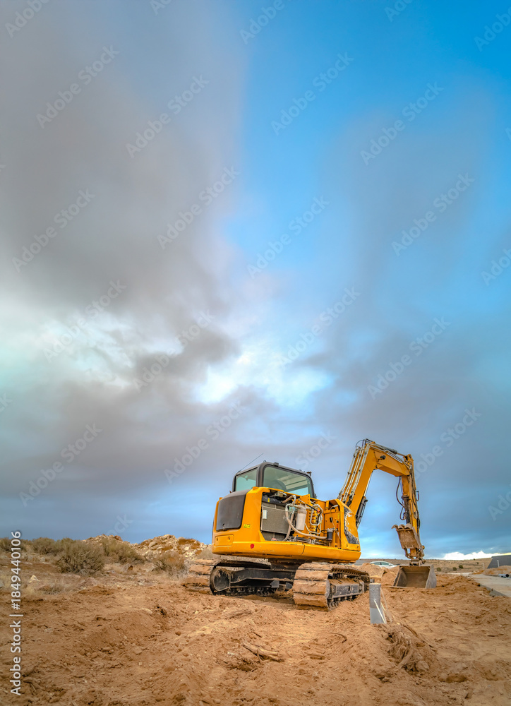 Obraz premium Excavator scooping and leaving tread marks on dirt